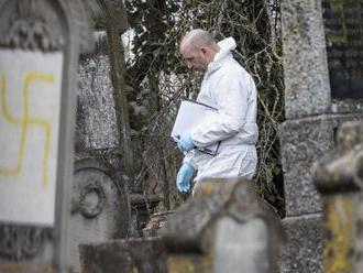 Neznámi páchatelia nastriekali nacistické svastiky na desiatky židovských hrobov