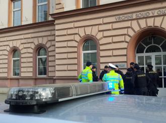 Policie evakuuje Vrchní soud v Olomouci, anonym ohlásil bombu