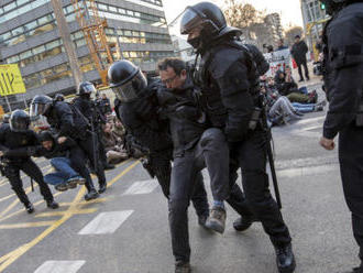 Desetitisíce Katalánců protestovaly proti soudu s politiky