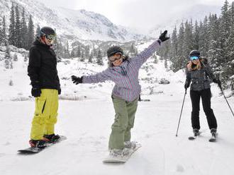 Snehová pokrývka postupne klesá, lyžiarske podmienky sú stále dobré