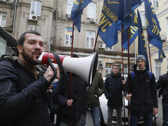 Protestujúci v Kyjeve vyzývali na impeachment prezidenta Porošenka