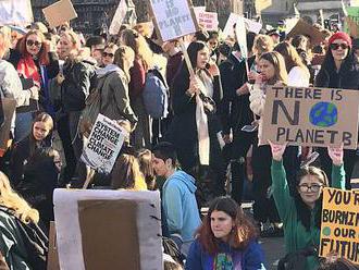 Londýn ovládly protesty studentů. Chtějí tvrdší boj proti klimatickým změnám