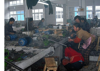 Aktivita čínských továren v únoru klesla na tříleté minimum