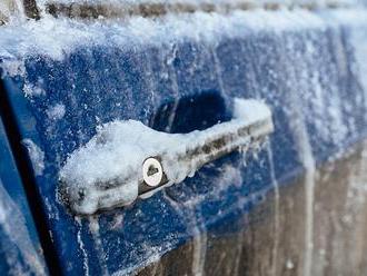Jak rychle otevřít zamrzlé dveře auta? Existuje hned několik osvědčených způsobů
