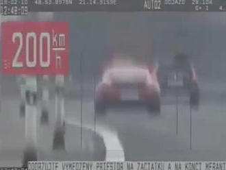 VIDEO: Vodič Porsche pálil diaľnicou vyše 200 km/h. Skutok si nepamätal