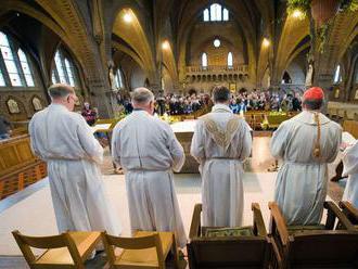 Vatikán priznal, že má tajné inštrukcie pre kňazov, ktorí splodili potomkov