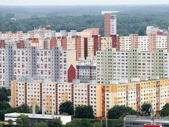 Staršie byty v Bratislave opäť zdraželi, naháňajú cenu novostavieb