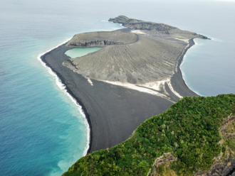 Vedci NASA skúmajú záhadné bahno na novom ostrove