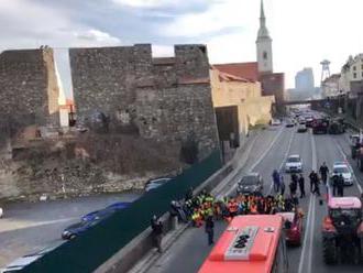 Sklamaní farmári na protest zablokovali bratislavský most