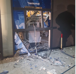 Policajtov zamestnal výbuch bankomatu, zlodeji ukradli tisíce eur