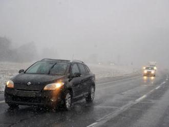 Informácie pre vodičov, aktuálna situácia: Na niektorých cestách pozor na sneh a hmlu