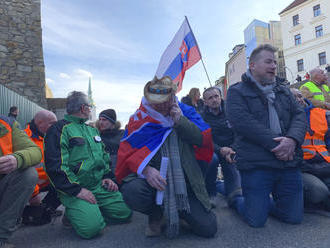 PRÁVE TERAZ Protestujúci farmári zablokovali most SNP: Doprava v Bratislave kolabuje