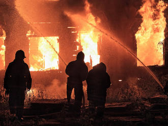 AKTUÁLNE Nočný požiar v Polomke: Hasiči bojujú s plameňmi v drevárskej firme