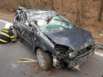 FOTO tragickej nehody: Vodič   vyletel z cesty a narazil do stromov, nemal šancu prežiť