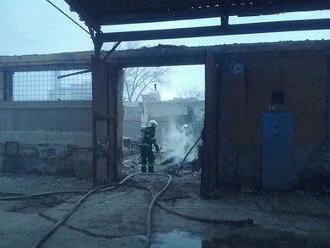 FOTO V Bánovciach nad Bebravou horela hala a ďalšie objekty: Škody za státisíce eur