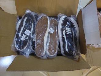 FOTO Poriadne veľký úlovok colníkov: Zaistili fejkovú detskú obuv za desiatky tisíc eur