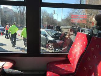 Nepríjemná nehoda pri Ekonomickej univerzite v Bratislave: Škody za tisíce, vodička skončila v nemoc