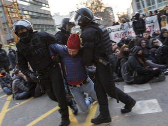Štrajk katalánskych separatistov: FOTO Tvrdé strety s políciou, blokujú diaľnice a železnicu