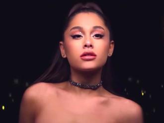 VIDEO: Ariana Grande v novom singli nabáda mužov k rozchodu s frajerkou