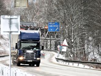 Diaľnice i horské priechody sú zjazdné, na niektorých úsekoch je utlačený sneh