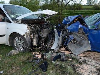 Vodička Volkswagenu sa čelne zrazila so škodovkou, na mieste zomrela