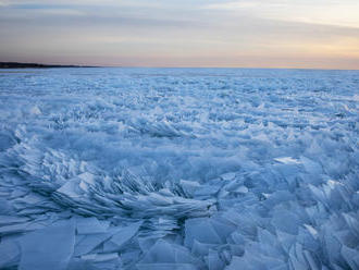 Posledný výkrik zimy: Michiganské jazero zdobí výnimočná ľadová nádhera
