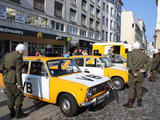 Foto: V Bratislave si pripomenuli Sviečkovú manifestáciu, simulovali i zásah bezpečnostných zložiek