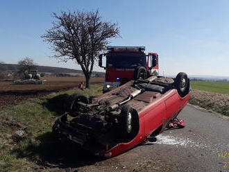 Na silnici mezi Rochlovem a Kbelany došlo k dopravní nehodě osobního vozidla, skončilo na střeše.…