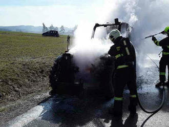 Jednotka profesionálních hasičů ze stanice ve Velkém Meziříčí zasahuje u požáru zemědělského…