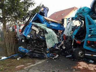 Zaklíněné řidiče z kabin nákladních vozů v Dolní Rovni vyprošťovali hasiči