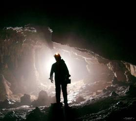 Poškodený vstup do Brekovskej jaskyne opravili, opäť je uzamknutá