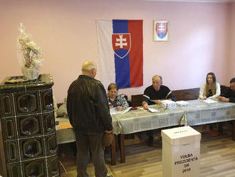 V Klenovci prišli prví voliči bezprostredne po otvorení miestnosti