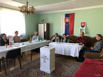 V obci Príkra volia hlavu štátu v dome starostu