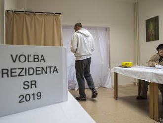 Jediný okrsok v Kováčovej má 1300 voličov, odvolila asi tretina