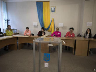 Začali sa prezidentské voľby na Ukrajine, favoritom je komik Zelenskyj
