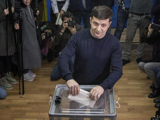 V prvých odhadoch prezidentských volieb na Ukrajine vedie Zelenskyj