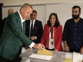 V komunálnych voľbách v Turecku uspela AKP, výsledky sú však tesné