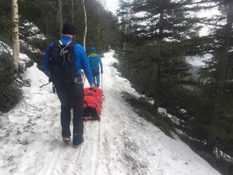Záchranári pomáhali turistke vo Vysokých Tatrách, zranila si koleno
