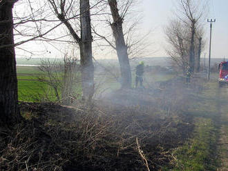 K požáru trávy v Polešovicích vyjížděly dvě jednotky hasičů
