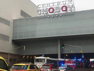 V obchodním centru Chodov došlo k úniku nebezpečné látky po nátěru podlahy, 500 lidí se evakuovalo