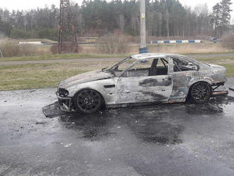 Požár na okruhu v Sosnové zcela zničil závodní automobil, pořadatel neměl zajištěnou požární bezpečn