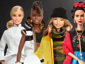 Bábika Barbie oslavuje šesťdesiatku a podáva správu o lepšom svete