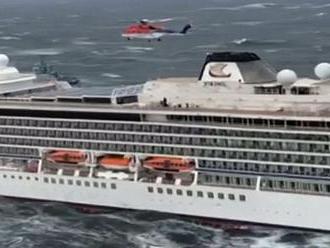U pobřeží Norska evakuovali více než 1300 pasažérů výletní lodi. Vlivem bouřlivého počasí jí přestal