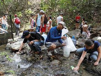 Žízniví „Caraceňos“ bojují o vodu. Mnozí využívají nedalekých horských pramenů
