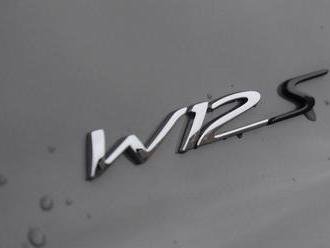 Někdo si koupil stylovou britskou limuzínu v šedé ze vzorníku Audi, vypadá zvláštně