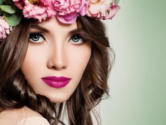 Jarní makeup trendy podle odborníků: Nebojte se výrazných rtů a zelené!