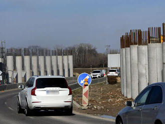 Vodiči v Bratislave hlásia na cestách nehody a miestami zdržanie až 1,5 hodiny