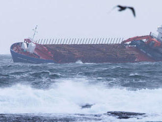 Výletná loď Viking Sky sa po incidente s pokazenými motormi presúva do prístavu