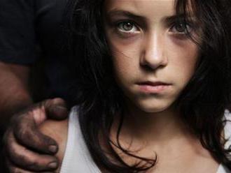 Prokuratúra trvá na stíhaní režiséra, ktorý mal zneužívať 13-ročné dievča