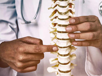 Za bolesť chrbta môže nedostatok pohybu aj dlhé sedenie